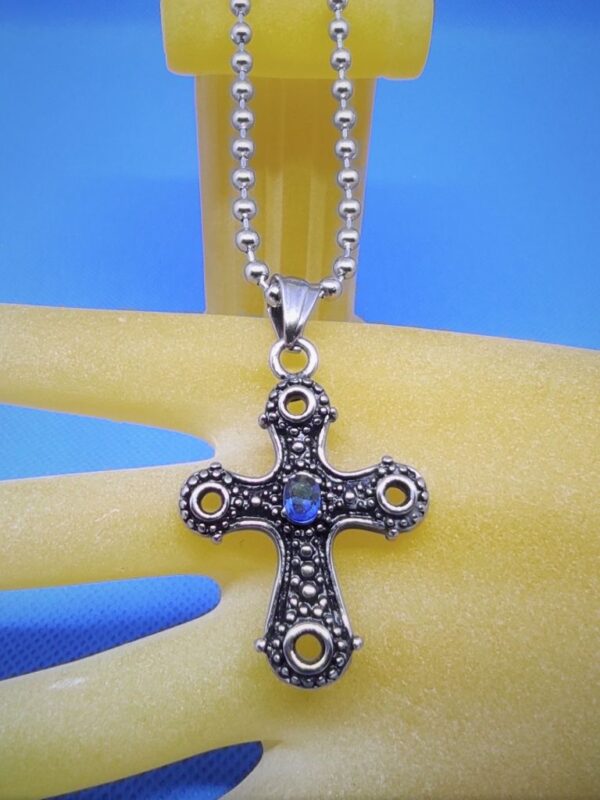 pendentif acier petite croix latine renflée, motifs de billes avec pierre bleue centrale, style gothique moderne rock,