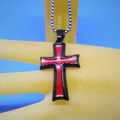 pendentif acier petite croix latine enhendée noire émaillée rouge, style classique moderne rock