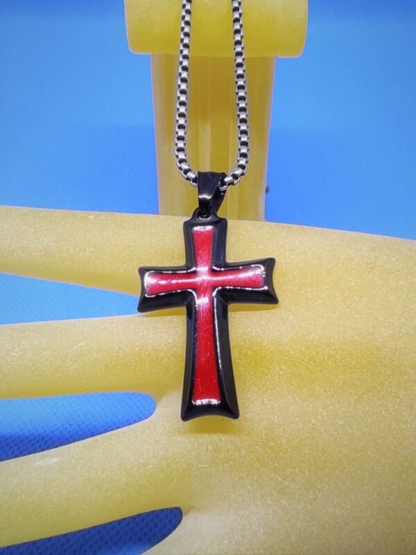 pendentif acier petite croix latine enhendée noire émaillée rouge, style classique moderne rock