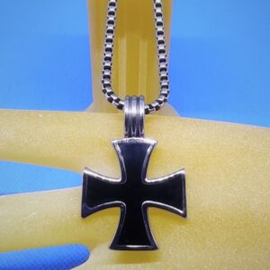 pendentif acier petite croix teutonique noire, style classique moderne rock