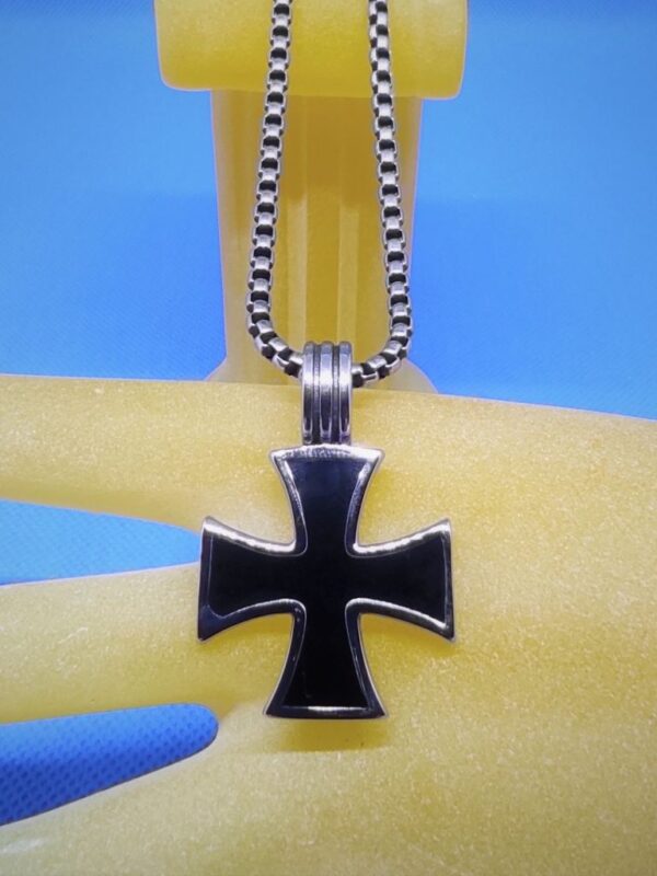 pendentif acier petite croix teutonique noire, style classique moderne rock