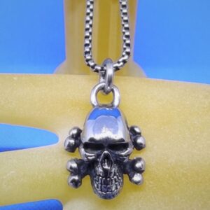 Pendentif gothique acier Jolly Roger, style gothique rock biker punk