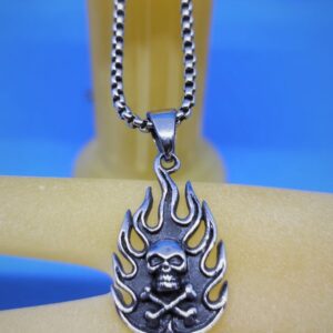 Pendentif gothique acier Jolly Roger sur flamme, style gothique rock biker punk
