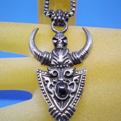 Pendentif gothique bouclier à pierre noire cabochon surmonté de cornes et tête de mort