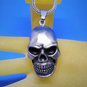 Pendentif gothique acier brossé tête de mort, style gothique rock biker punk
