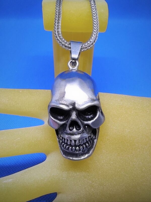 Pendentif gothique acier brossé tête de mort, style gothique rock biker punk