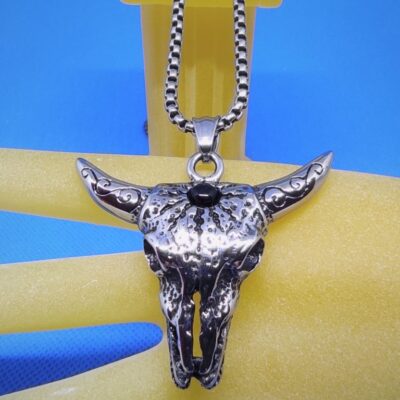 Pendentif gothique crane de taureau avec une pierre noire frontale