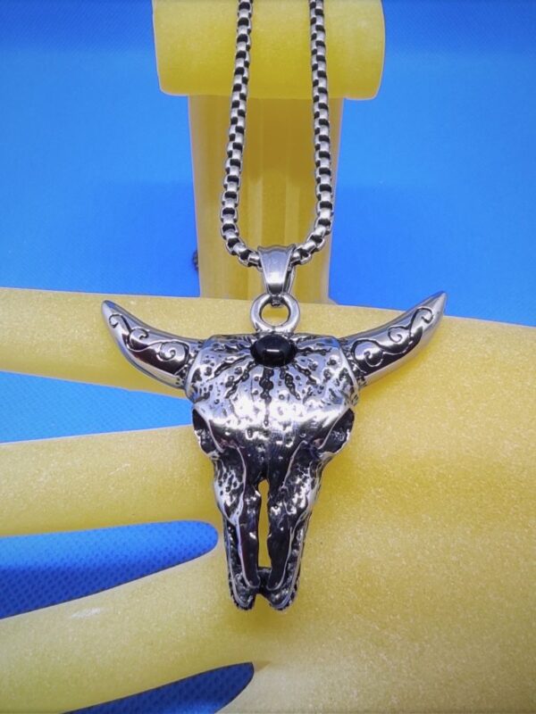 Pendentif gothique acier crane de taureau avec une pierre noire frontale, style gothique rock biker animaux punk