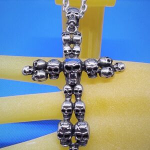 Pendentif gothique acier croix à billes formée de têtes de mort, style gothique rock biker punk