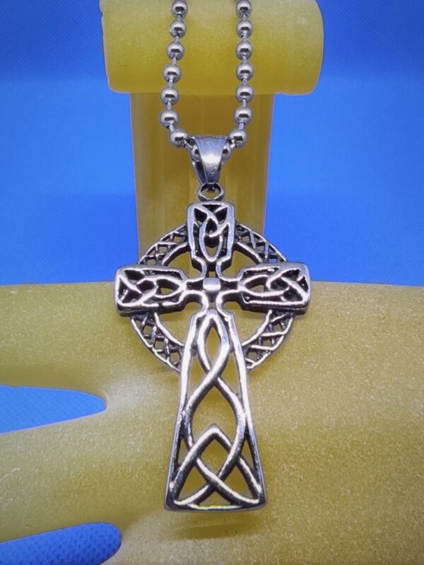 Pendentif gothique acier croix celtique, style gothique rock biker viking