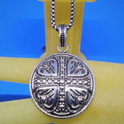 Pendentif gothique croix pattée discoïdale avec 4 fleurs de lys