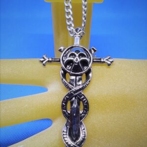 Pendentif gothique acier croix fleurdelisée avec tête de mort en forme caducée, style gothique rock biker punk
