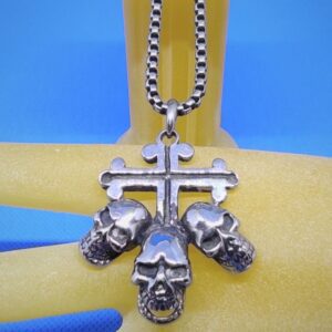 Pendentif gothique acier croix tréflée sur 3 têtes de mort, style gothique rock biker punk