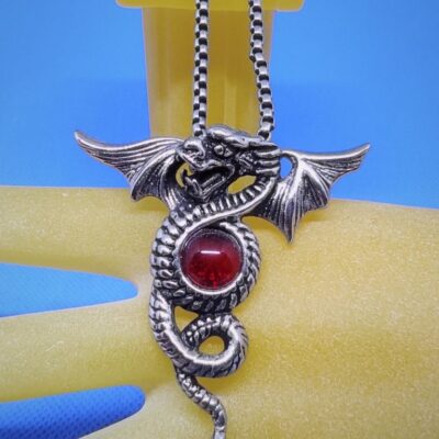Pendentif gothique acier dragon aillé avec pierre rondes rouge en cabochon, style gothique rock biker animaux punk