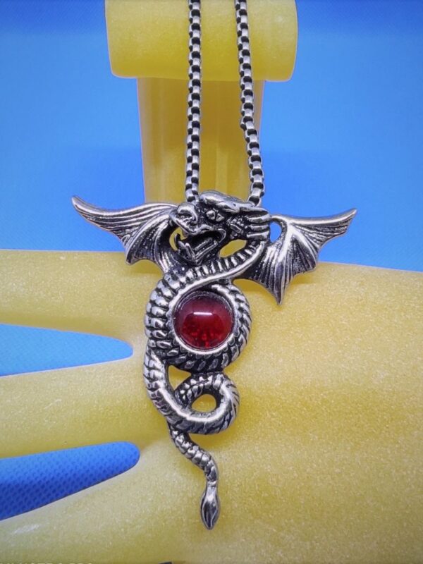 Pendentif gothique acier dragon aillé avec pierre rondes rouge en cabochon, style gothique rock biker animaux punk