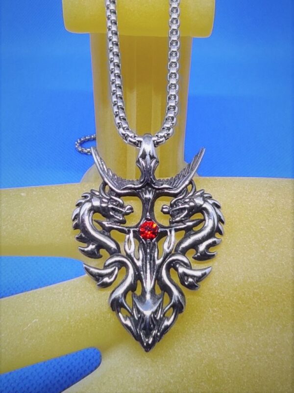 Pendentif gothique acier dragons entrelacés motif flèche avec pierre rouge, style gothique rock biker animaux punk