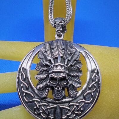 Pendentif gothique en forme de plastron motif tête de mort chef indien