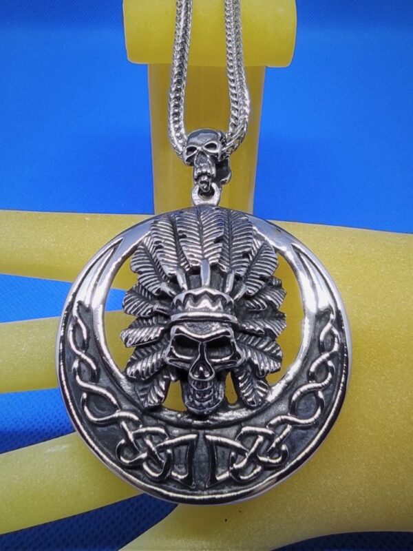 Pendentif gothique acier en forme de plastron motif tête de mort chef indien, style gothique rock biker punk