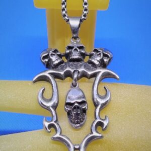 Pendentif gothique acier ensemble de 4 têtes de mort sur flamme, style gothique rock biker punk