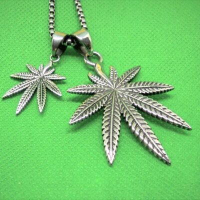 Pendentif gothique feuille surprise