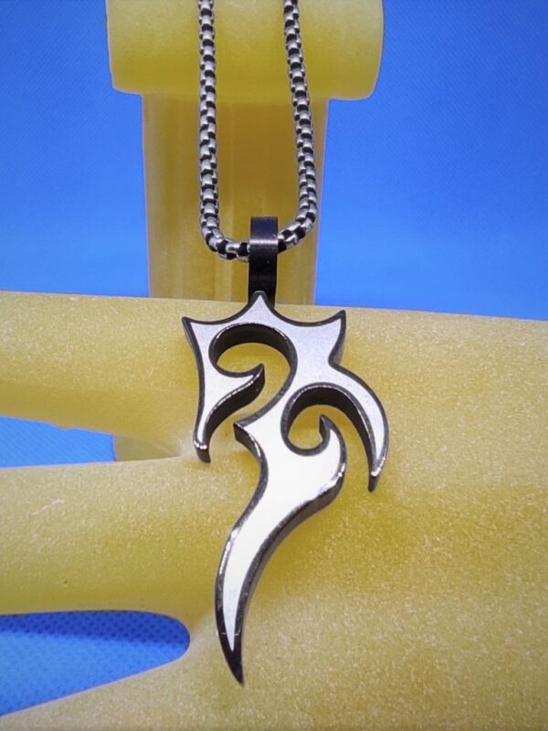 Pendentif gothique acier flamme, style gothique rock biker punk