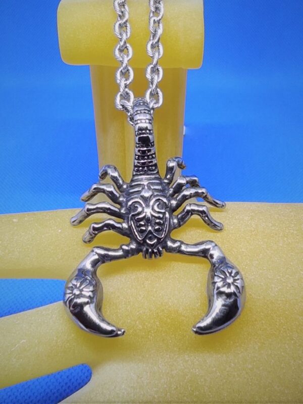 Pendentif gothique acier grand scorpion, style gothique rock biker animaux punk