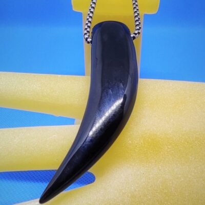 Pendentif gothique griffe noire