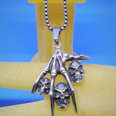 Pendentif gothique acier griffe squelette avec 3 têtes de mort