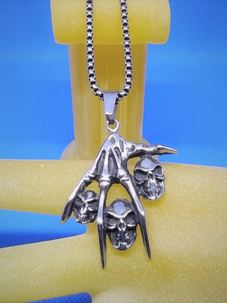 Pendentif gothique acier griffe squelette avec 3 têtes de mort, style gothique rock biker punk