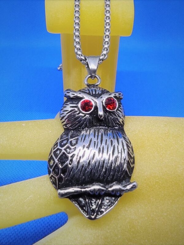 Pendentif gothique acier hibou aux yeux pierre rouge, style gothique rock biker animaux