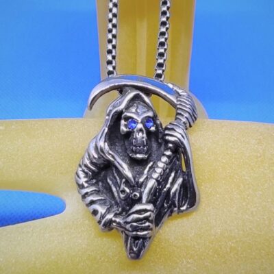 Pendentif gothique la faucheuse aux yeux bleus