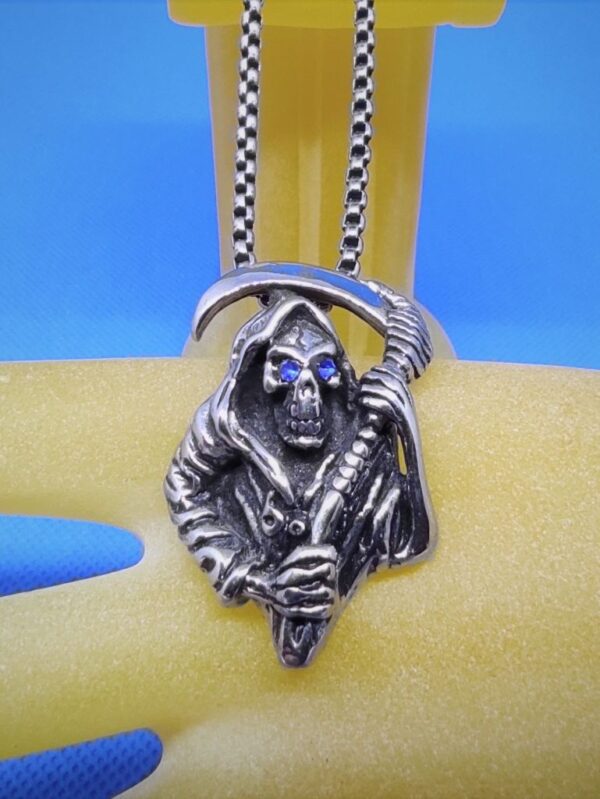 Pendentif gothique acier la faucheuse aux yeux bleus, style gothique rock biker punk