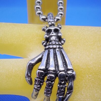 Pendentif gothique main squelette Jolly Roger
