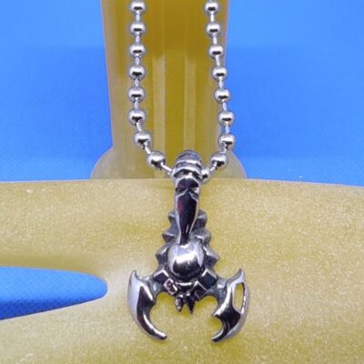 Pendentif mini scorpion