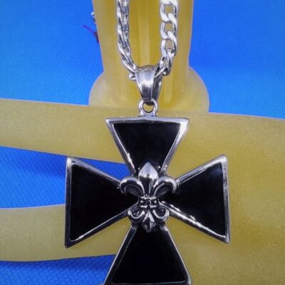 Pendentif croix teutonique noire avec fleur de lys