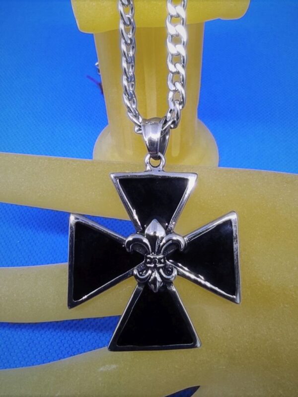 pendentif gothique acier motif croix teutonique noire avec fleur de lys, style gothique moderne rock