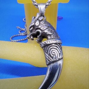 Pendentif gothique acier motif dragon avec corne viking, style gothique rock biker viking