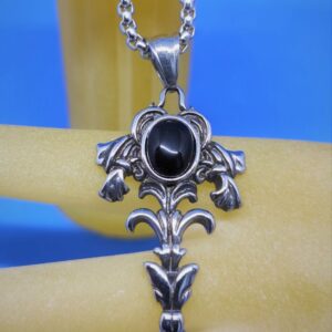 Pendentif gothique acier motif floral avec une pierre noire ovale en cabochon, style gothique rock biker