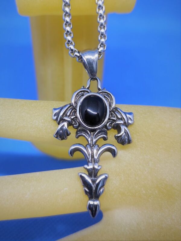 Pendentif gothique acier motif floral avec une pierre noire ovale en cabochon, style gothique rock biker
