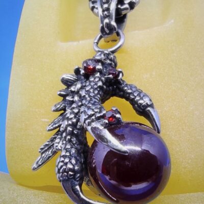 Pendentif gothique motif griffe de dragon tenant une boule rouge en pierre