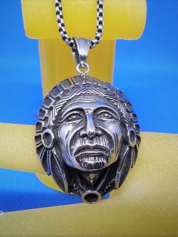 Pendentif gothique acier motif tête de chef indien, style gothique rock biker country