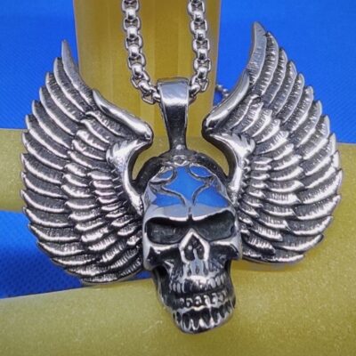 Pendentif gothique tête de mort ailée