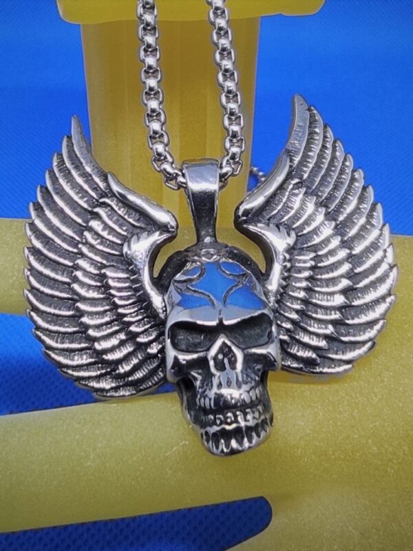 Pendentif gothique acier motif tête de mort ailée, style gothique rock biker punk