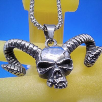 Pendentif gothique acier motif tête de mort avec corne de bélier, style gothique rock biker punk