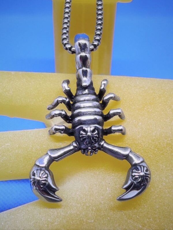 Pendentif gothique acier scorpion, style gothique rock biker animaux