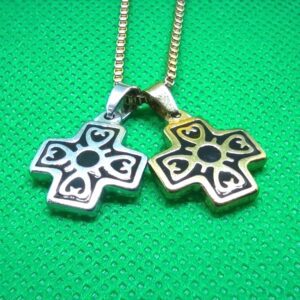pendentif gothique acier petite croix grecque, style gothique moderne rock