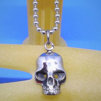 Pendentif gothique petite tête de mort polie