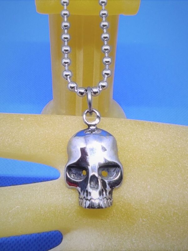Pendentif gothique acier poli petite tête de mort, style gothique rock biker punk