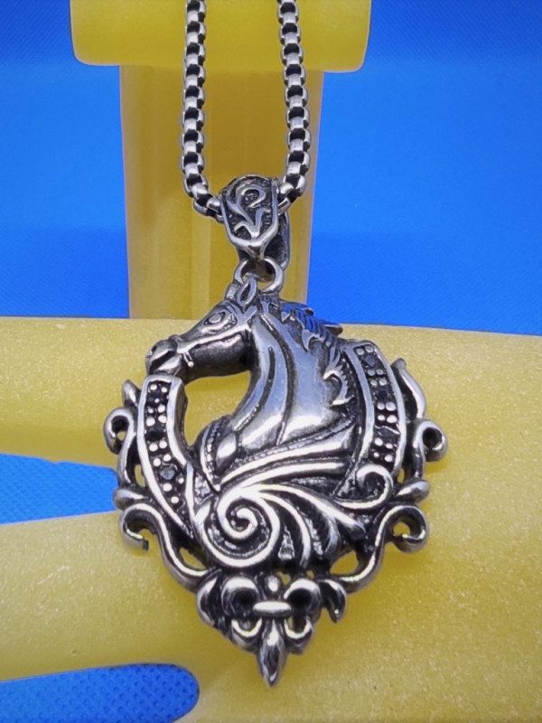 Pendentif gothique acier profil cheval avec fer à cheval et fleur de lys, style gothique rock biker country animaux