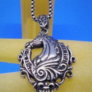 Pendentif gothique acier profil cheval avec fer à cheval et fleur de lys, style gothique rock biker country animaux